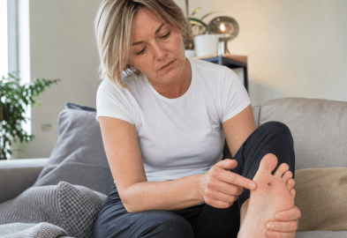How long does it take for a treated wart to turn black and fall off?